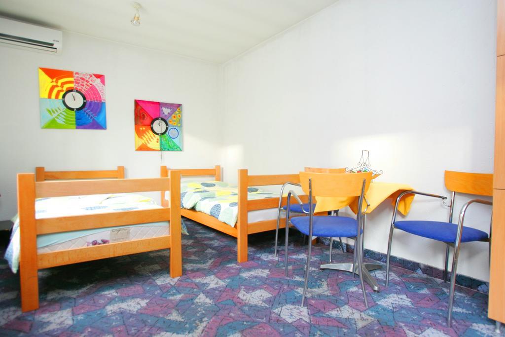 Hostel 021 Novi Sad Ruang foto