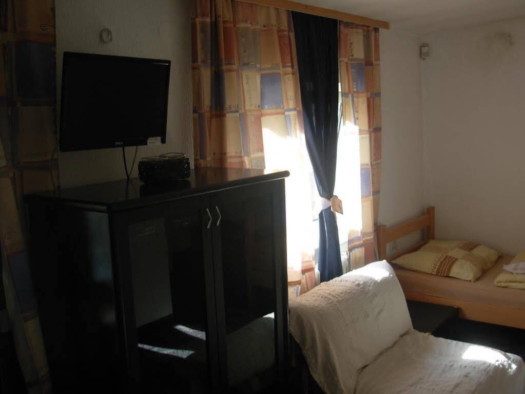 Hostel 021 Novi Sad Bagian luar foto